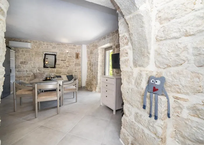 Kuca Kalma * زاووستروج